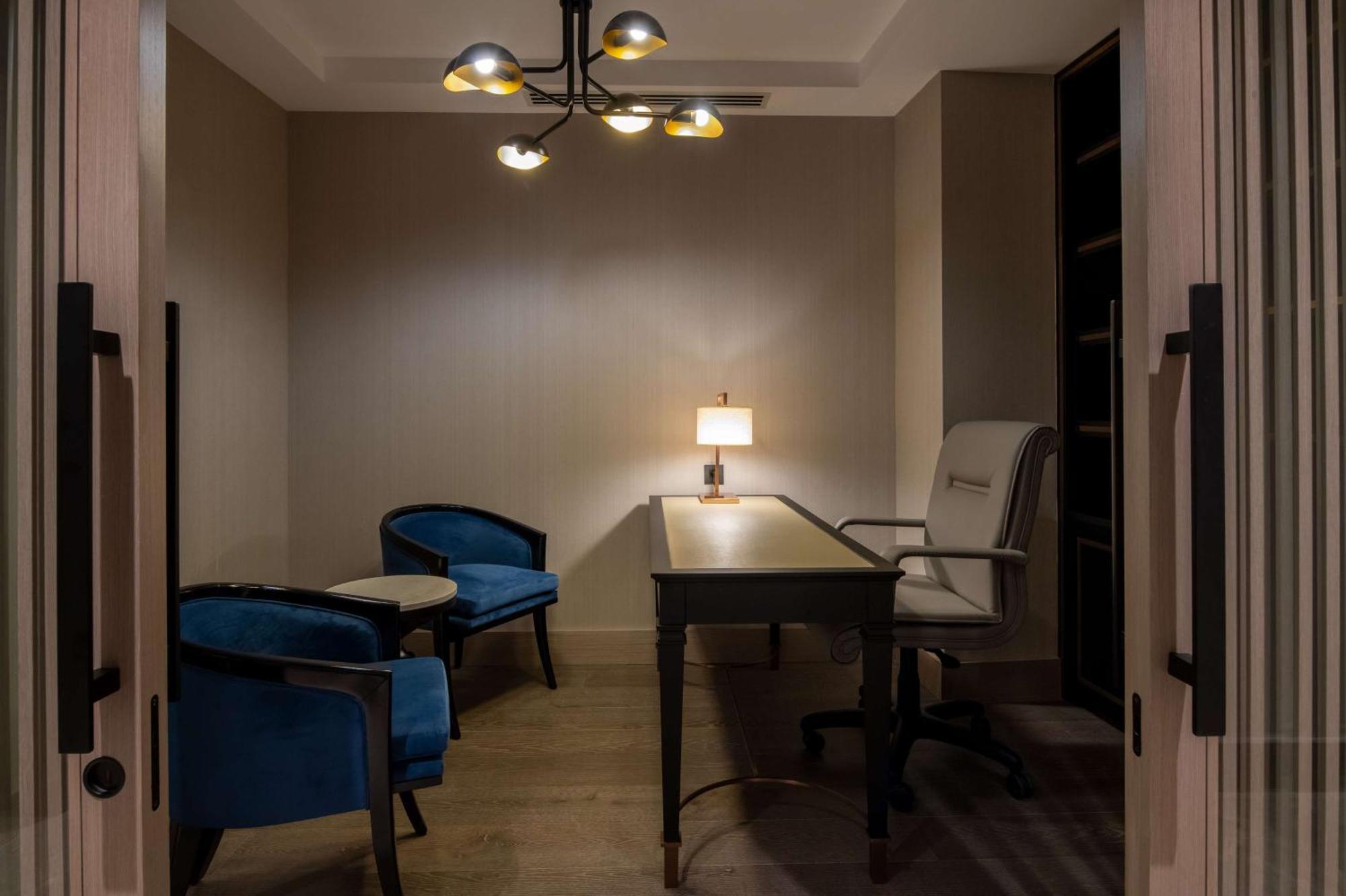 伊斯坦布尔希尔顿购物中心酒店 外观 照片 The interior of the office of the President of the University of Novi Sad
