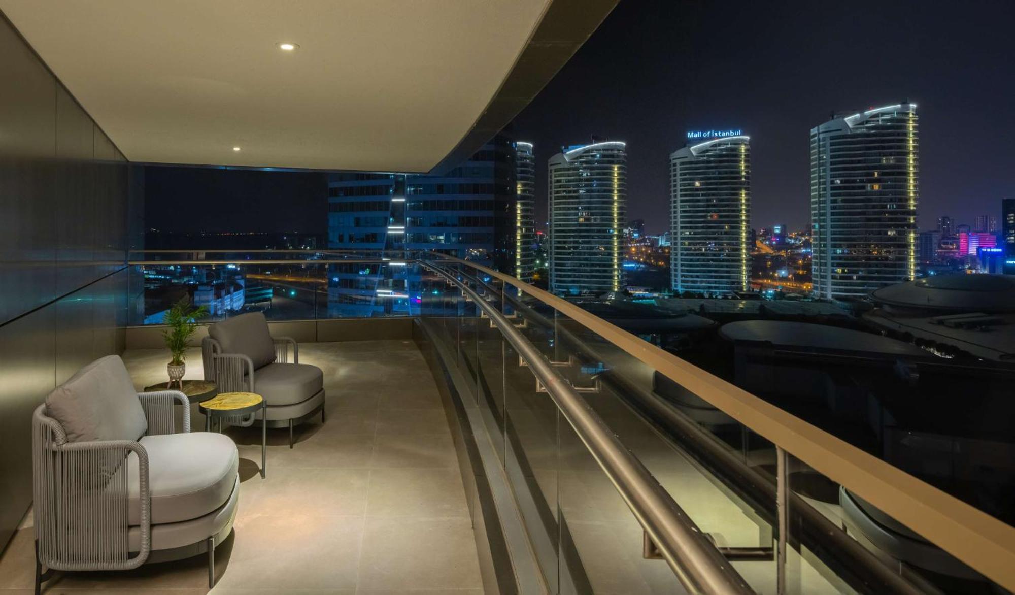 伊斯坦布尔希尔顿购物中心酒店 外观 照片 View from the balcony of a suite at the Ritz-Carlton, DIFC
