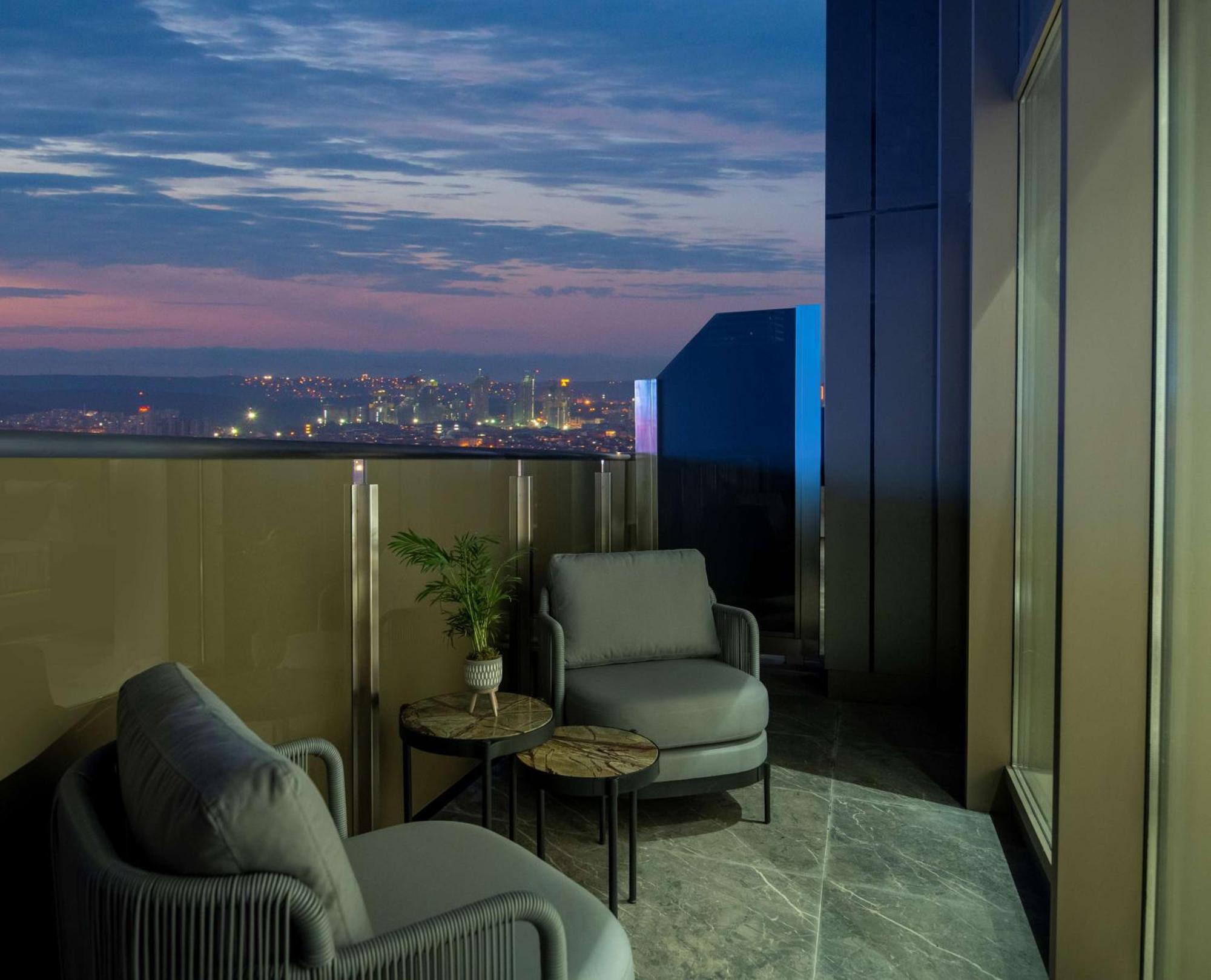 伊斯坦布尔希尔顿购物中心酒店 外观 照片 View from the balcony of a Sky Suite